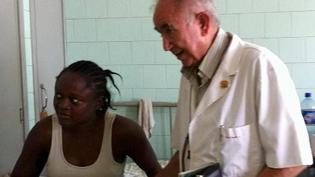 Despega el avión medicalizado para repatriar al español enfermo de ébola