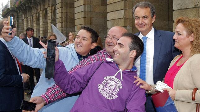 Zapatero se apunta a la moda de los «selfies»