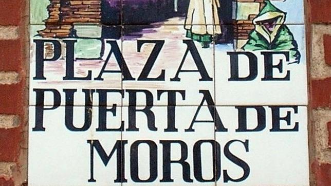 La placa de la plaza donde la protagonista de la película se quita los tacones