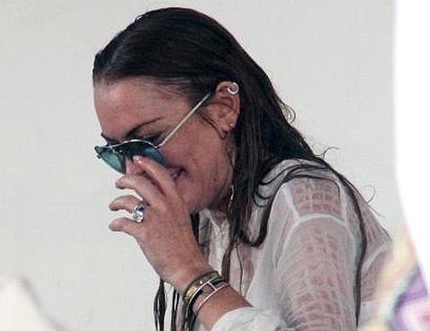 Lindsay Lohan luce un anillo ¿de compromiso?