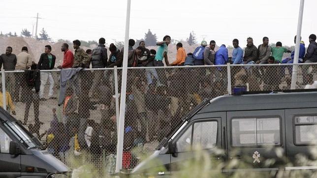 La Guardia Civil pide «directrices» ante las avalanchas en las vallas de Ceuta y Melilla