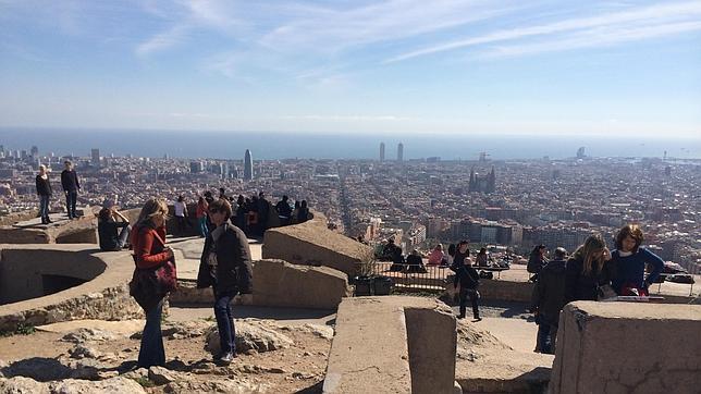 Muchos ciudadanos, y cada vez más turistas, suben al turó a disfrutar de las vistas