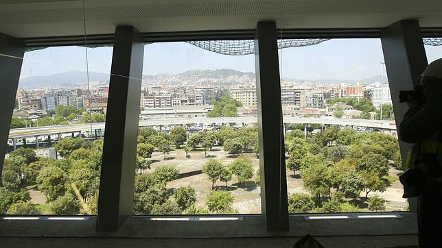 Uno de los ventanales del DHUB, antes de que empezaran las obras en la plaza