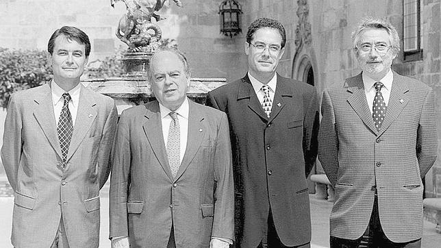 Mas, Pere Macias y Joan Ignasi Medio posan junto a Pujol en la toma de posesión de sus cargos como consejeros