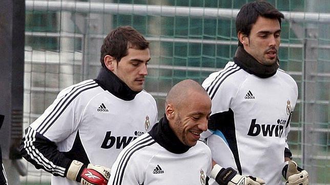 Jordi Codina, a la derecha, entrena con Casillas, a la izquierda, y Faubert