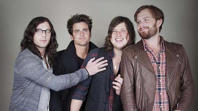 Kings of Leon suspende un concierto después de accidentarse con su autobús