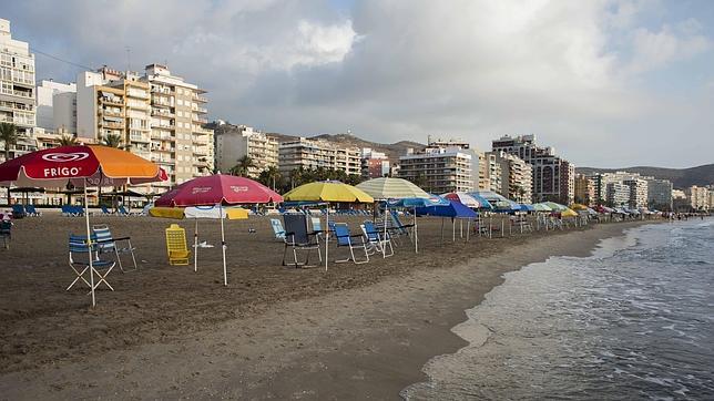 La playa de San Antonio, en Cullera, a primera hora de la mañana