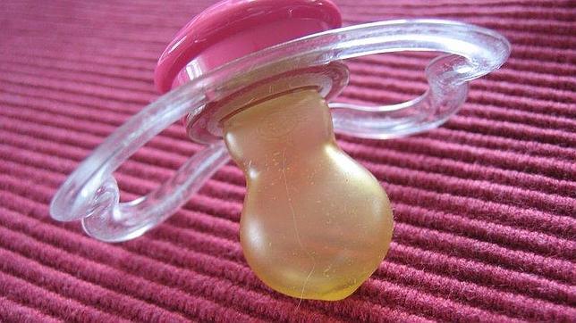 La tetina de los chupetes se desprende con facilidad y el bebé podría tragársela