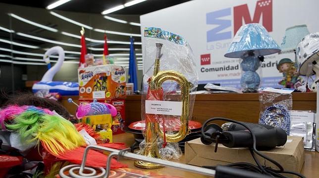 La trompeta de juguete, en el centro de la imagen, podía provocar asfixia en los niños