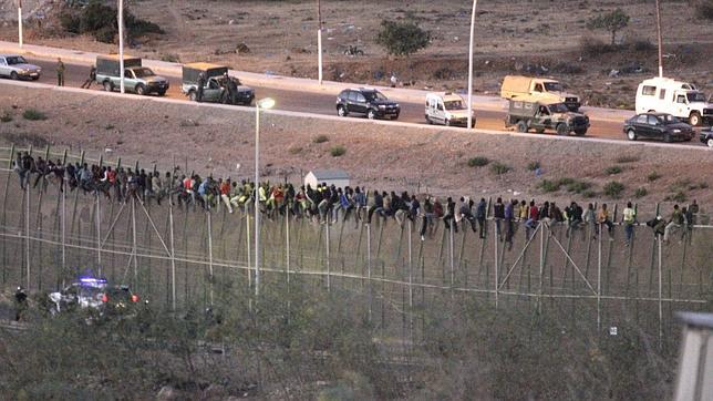 Acceden a Melilla al menos cinco inmigrantes por «razones humanitarias»