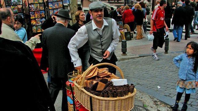 Los barquilleros uno de los vendedores ambulantes más habituales de ver durante las fiestas populares de Madrid