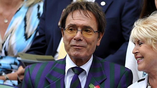 Cliff Richards va a Londres por un posible abuso de un menor