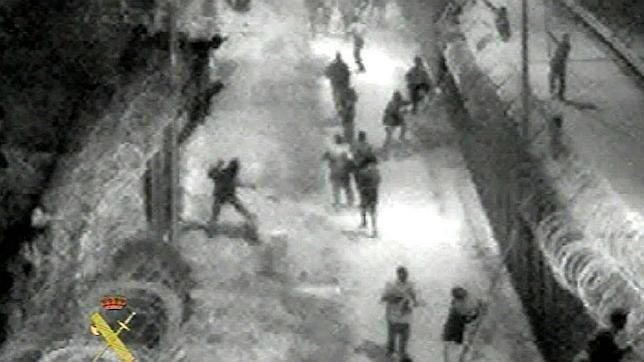 Imágenes de una cámara de la Guardia Civil de uno de los saltos en Melilla durante el verano de 2005