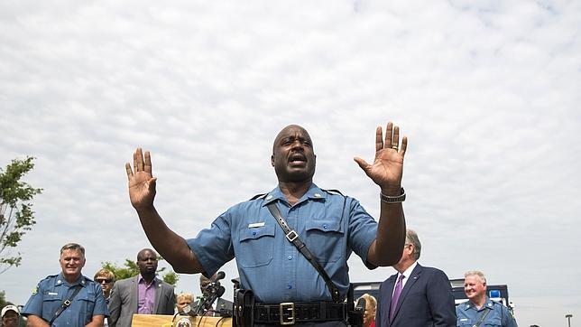 La policía abatió al joven negro de Misuri tras cortar el tráfico y robar puros
