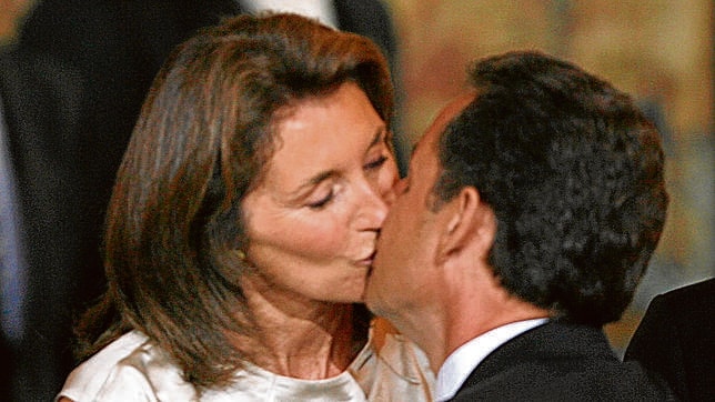 Sarkozy: «Vuelve y cancelo la boda con Carla»