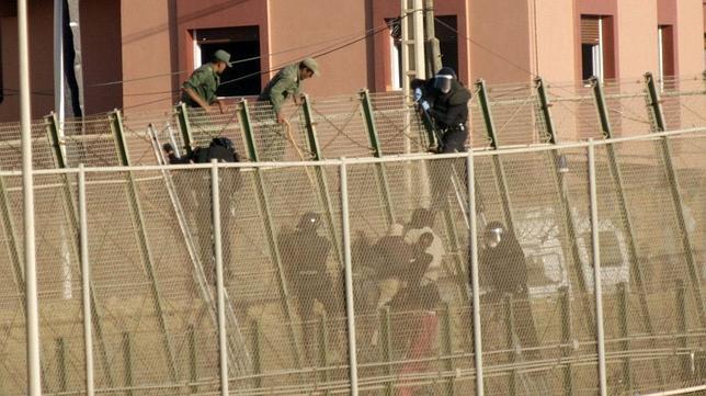 La policía marroquí hostiga a seis inmigrantes que se encontraban encaramados a la valla de Melilla