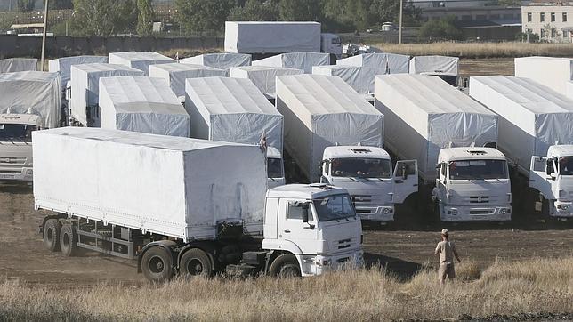 Primeros camiones con carga humanitaria rusa llegan a la frontera con Ucrania