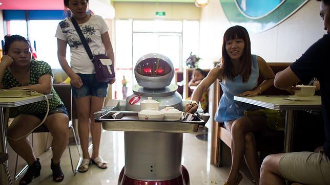 Restaurante futurista chino sustituye a camareros por robots