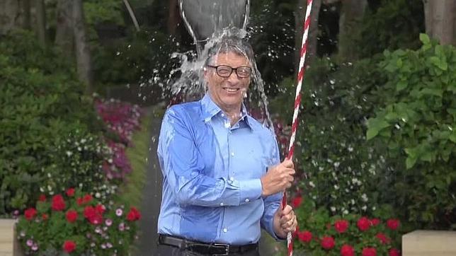 De Bill Gates a Mickey Rourke, el chapuzón solidario ya es imparable