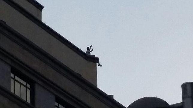 Un joven pone en peligro su vida al hacerse un «selfie» en una azotea de Callao