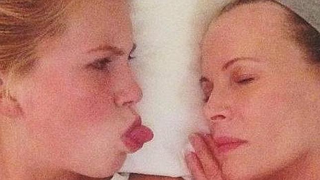 Ireland Baldwin posa junto a su madre, Kim Basinger, todavía dormida Kim Basinger