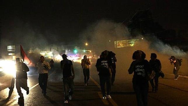 La Policía dispersa una nueva protesta en Ferguson con gases lacrimógenos