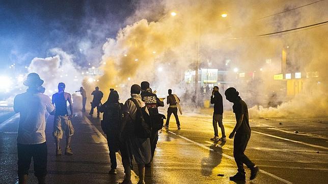 Segunda noche consecutiva de toque de queda en Ferguson por las protestas tras el asesinato de un joven negro