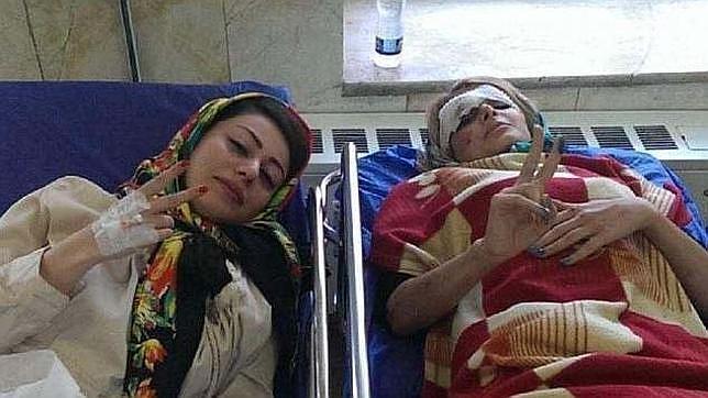 Las dos jóvenes que sufrieron el accidente haciendo la «V» de la victoria en el hospital