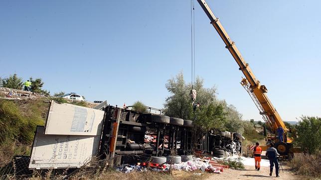 Dos camioneros heridos por un accidente de tráfico en Quintanilla de Onésimo (Valladolid)