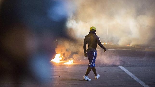La tensión en Ferguson acaba un día más en cócteles molotov y gases lacrimógenos