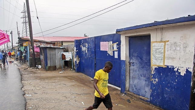 Localizados los 17 enfermos de ébola «fugados» de la cuarentena, según Liberia