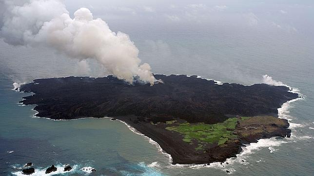 Una isla volcánica en erupción podría provocar un tsunami en Japón