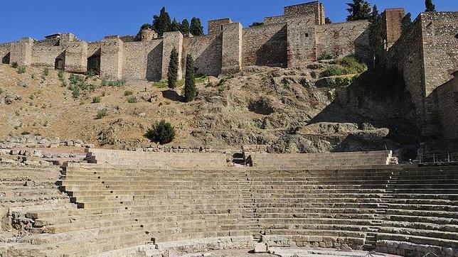 Las gradas del Teatro Romano, bajo la sombra de la Alcazaba musulmana