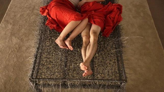 Una artista china duerme con su novio en su propia exposición