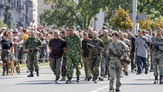 Los separatistas responden al día de la independencia de Ucrania con un desfile de prisioneros
