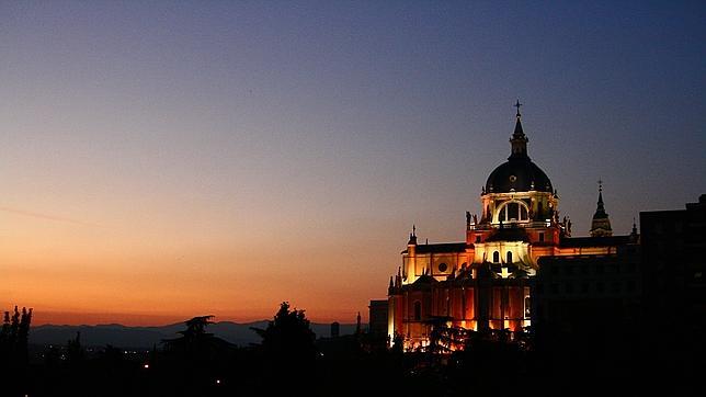 La catedral de la Almudena de Madrid vista desde la colina de Las Vistillas