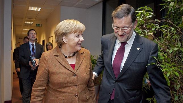 Rajoy y Merkel abren el diálogo sobre el futuro de Cañete y De Guindos en Europa