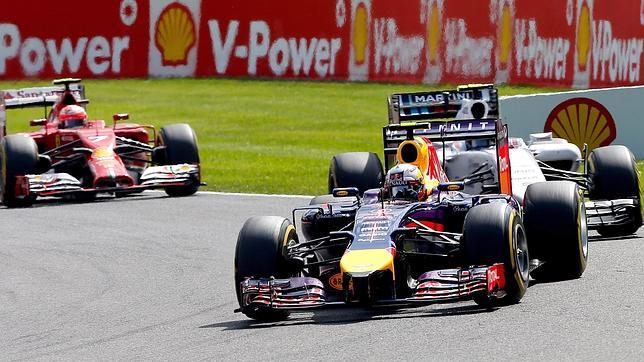 Ricciardo brilla en la guerra de Mercedes