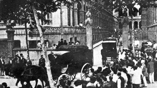 Un convoy sale del Hospital Clínico portando los cuerpos de más de 60 personas