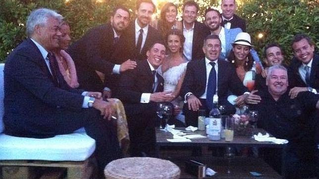 El piloto Aleix Espargaró da el «sí, quiero» a su novia de toda la vida