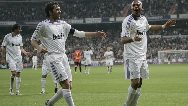 Robinho (derecha) celebra un tanto junto a Raúl