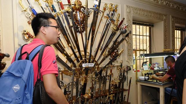 Tienda con espadas toledanas