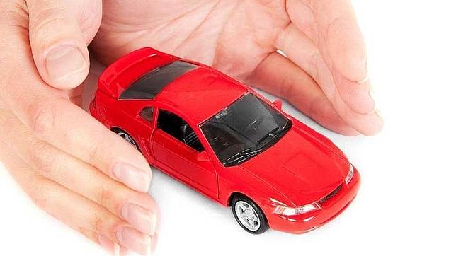 Un conductor de 18 años paga un 145% más por el seguro de coche