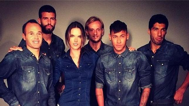 Alessandra Ambrosio y los jugadores del Barcelona, protagonistas de una campaña de moda