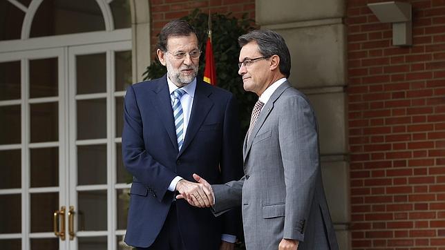 Rajoy mantiene la mano tendida a Mas a dos meses de la consulta