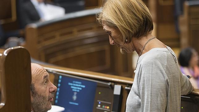 Rosa Díez y Rubalcaba durante la votacion de la LOMCE en el Congreso de los Diputados