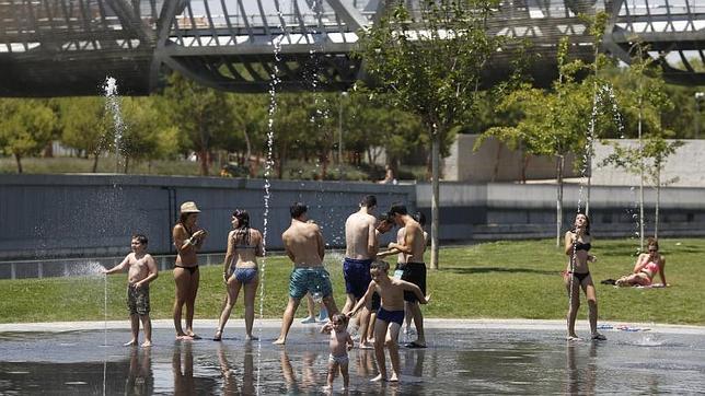 Niños divirtiéndose en Madrid Río