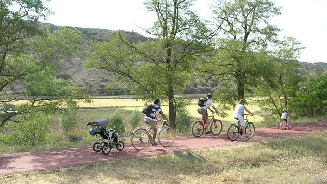 Familia en bicicleta en la Vía Verde del Ferrocarril de los 40 días a la altura de Orusco