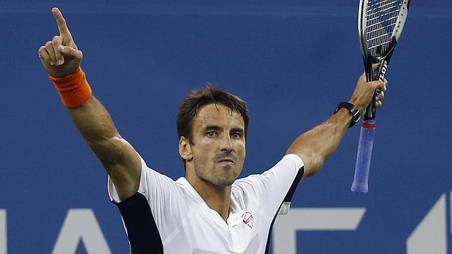 Robredo remonta y se mete en octavos