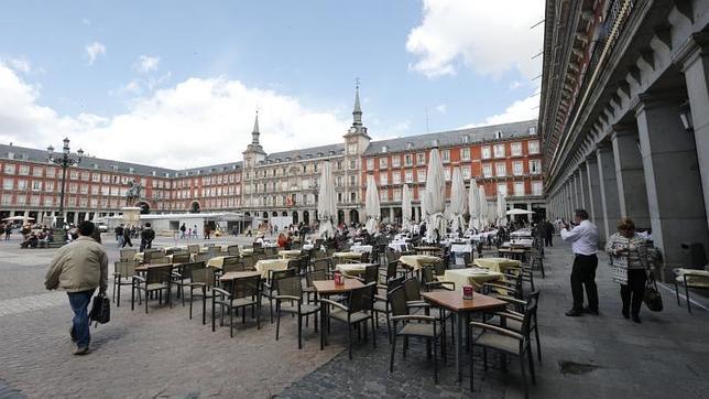 La Plaza Mayor del siglo XXI: tarimas y vidrio en las terrazas